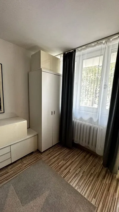 Małe mieszkanie z aneksem sypialnym, oddzielną kuchnią i łazienką - miniatura 5