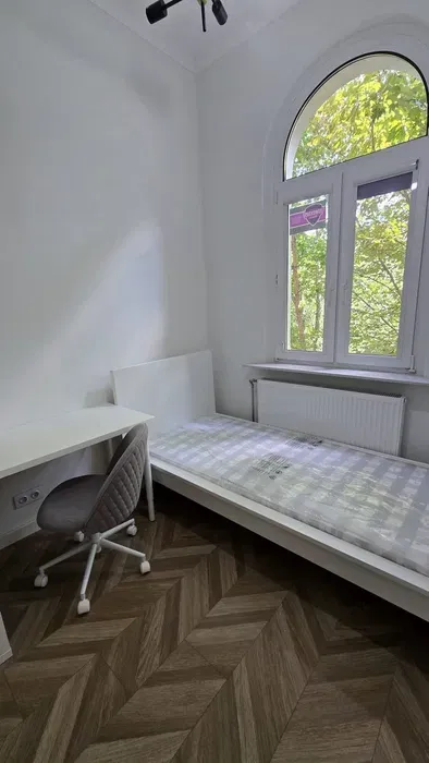 Pokój na wynajem w mieszkaniu na 2. piętrze, przy ul. Tuwima, w samym ścisłym centrum Łodzi Łodzi. - miniatura 2