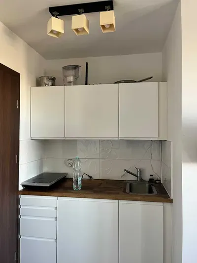 Przytulna kawalerka z balkonem blisko lotniska - miniatura 2