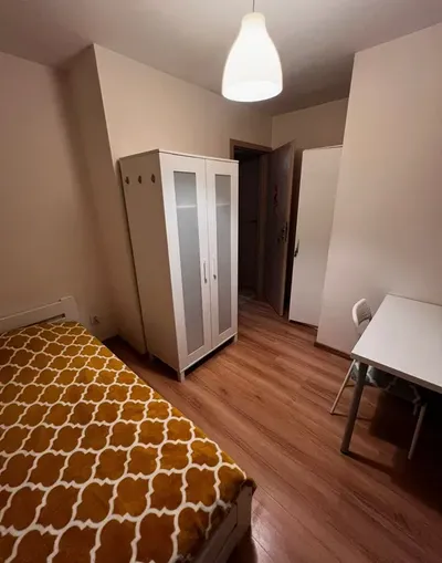 Room in Sady Żoliborskie with a balcony, close to Arkadia. 3-month contract with the possibility of extension. - miniatura 3