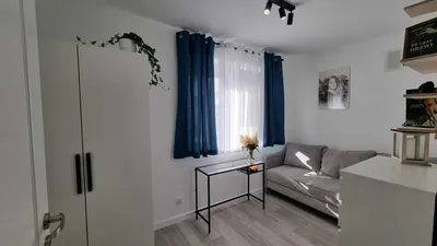 3 niezależne sypialnie (3-4 os.) + salon, obok szybkiego tramwaju. - miniatura 4