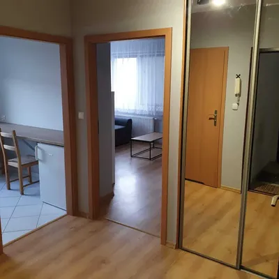 Duża kawalerka w bardzo dobrze skomunikowanej lokalizacji - miniatura 5