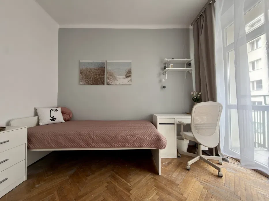 Huta, duży pokój w mieszkaniu 3 pokoje - 1/8