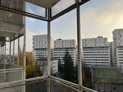 Do wynajęcia jasna, przestronna kawalerka z osobną kuchnią, łazienką i balkonem 32m2 - miniatura 4