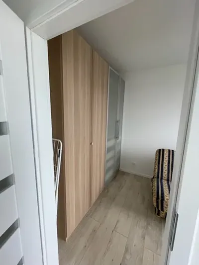 Poznań, Rataje, nowszy blok, dobry dojazd do centrum, zewnętrzne miejsce postojowe w cenie, blisko tramwaj - miniatura 2
