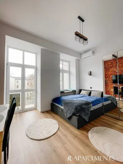 Bezpośrednio 5-pokojowe, 11-miejsc noclegowych- po gruntownym remoncie w ścisłym centrum. - miniatura 4