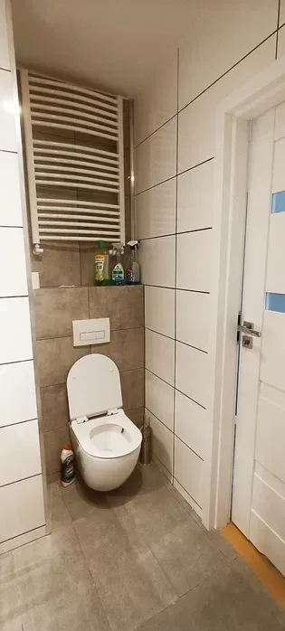 KAWALERKA Nowe Miasto / Św. Jerzego - parter, po remoncie, umeblowane, zabudowany balkon - miniatura 5