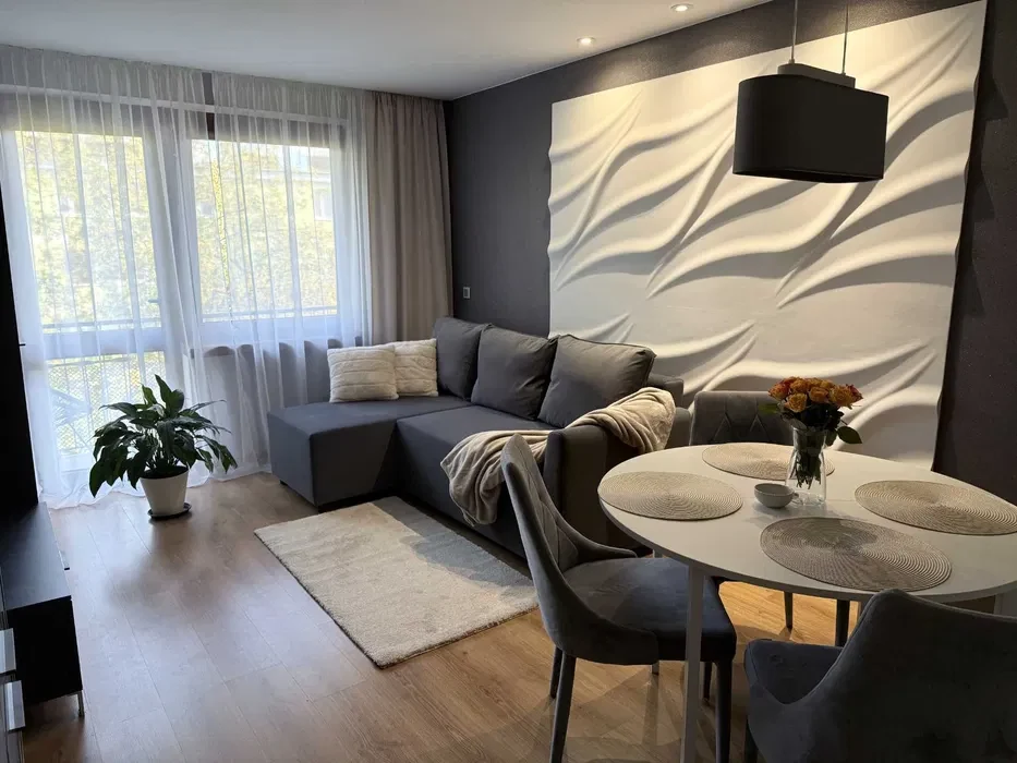 2 pokoje z oddzielną kuchnią i balkonem, 46 m2, osiedle Tysiąclecia w pobliżu przystanku Wiślicka - 1/8