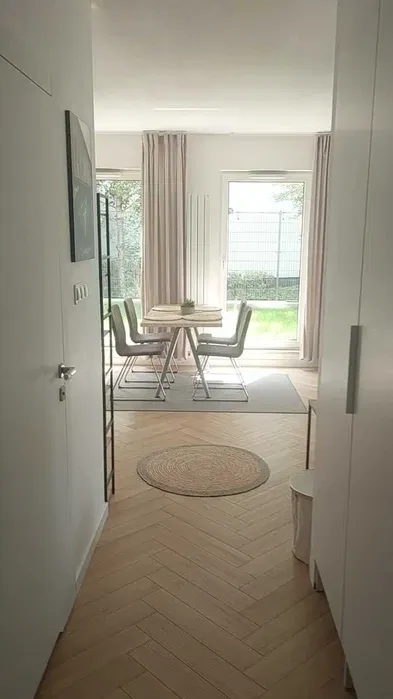 Przestronne narożne studio z garderobą i dużym ogrodem | os. Wilno - 1/8