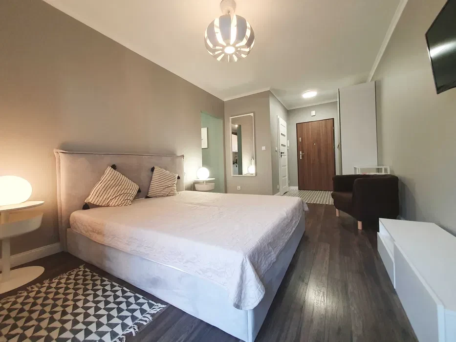 Przy Dworcu Zachodnim ,ul. Stańczyka - kawalerka 30m2, osobna kuchnia, duży balkon - 1/8