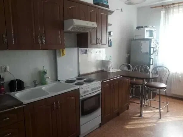 Wolne miejsce w pokoju dwuosobowym dla dziewczyny, blisko rynku - 1/6