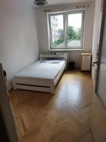 Słoneczne 3-pokojowe mieszkanie o powierzchni 47 m2 w centrum Gdyni na ulicy Krasickiego dostępne od października na wynajem długoterminowy. - miniatura 2