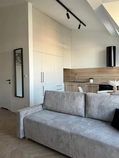 Nowa, jasna kawalerka 29m² | Widok na Farę | Klimatyzacja | 5 min do Rynku