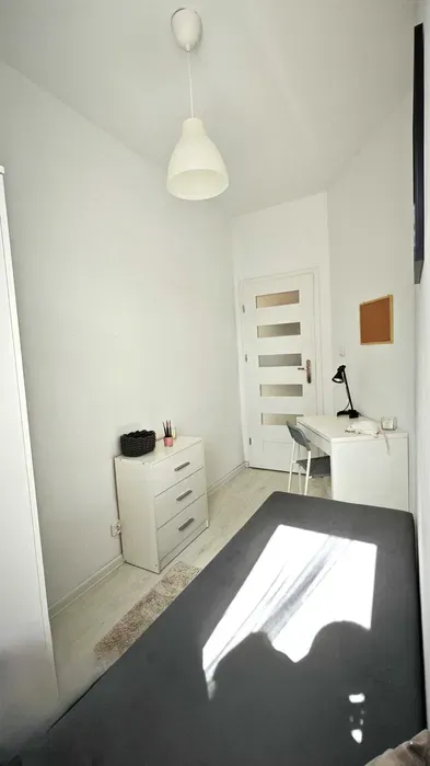 Pokój jednoosobowy w niskim bloku. Poznań, Łazarz - miniatura 3