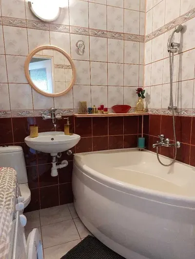 Do wynajęcia nieszkanie 50m2, dwa pokoje, kuchnia, łazienka, garderoba, balkon, duży przedpokój, miejsce postojowe wgarażu - miniatura 4