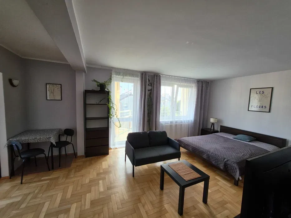 Przestronna, jasna kawalerka na wynajem - 1/8