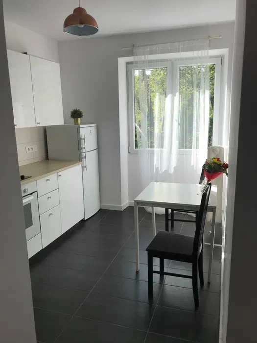 Przestronna kawalerka z osobną kuchnią i wnęką sypialnianą – 37,5 m² | os. Centrum A, Kraków - 1/8