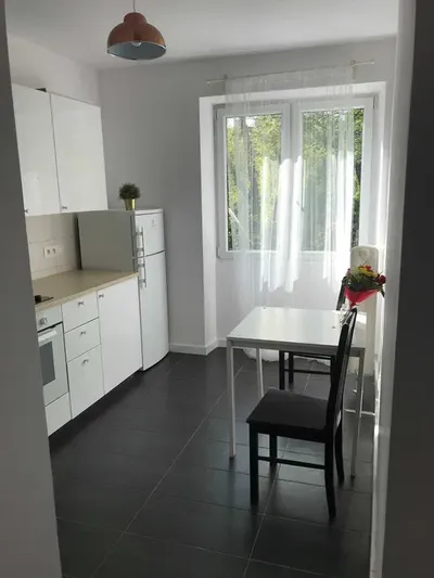 Przestronna kawalerka z osobną kuchnią i wnęką sypialnianą – 37,5 m² | os. Centrum A, Kraków