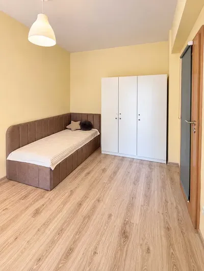 Duży (14m2) jasny pokój | Dąbska| ogródek | rolety zewnętrzne zaciemniające| Grzegórzki, Wieczysta, Tauron Arena - miniatura 3
