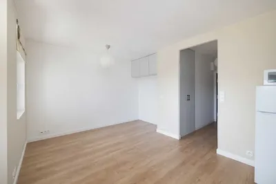 Nowoczesna kawalerka na Gocławiu | monitorowany blok | balkon | parking za szlabanem + garaż - miniatura 3
