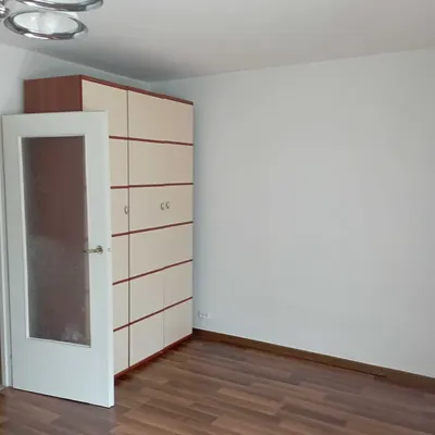 1 - pokojowe 39 m2 z oddzielną kuchnią i dużym balkonem do wynajęcia - miniatura 3