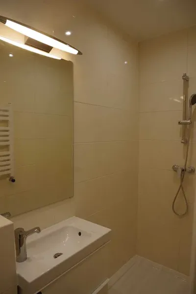 Mikrokawalerka w centrum Szczecina obok Bramy Portowej - miniatura 3