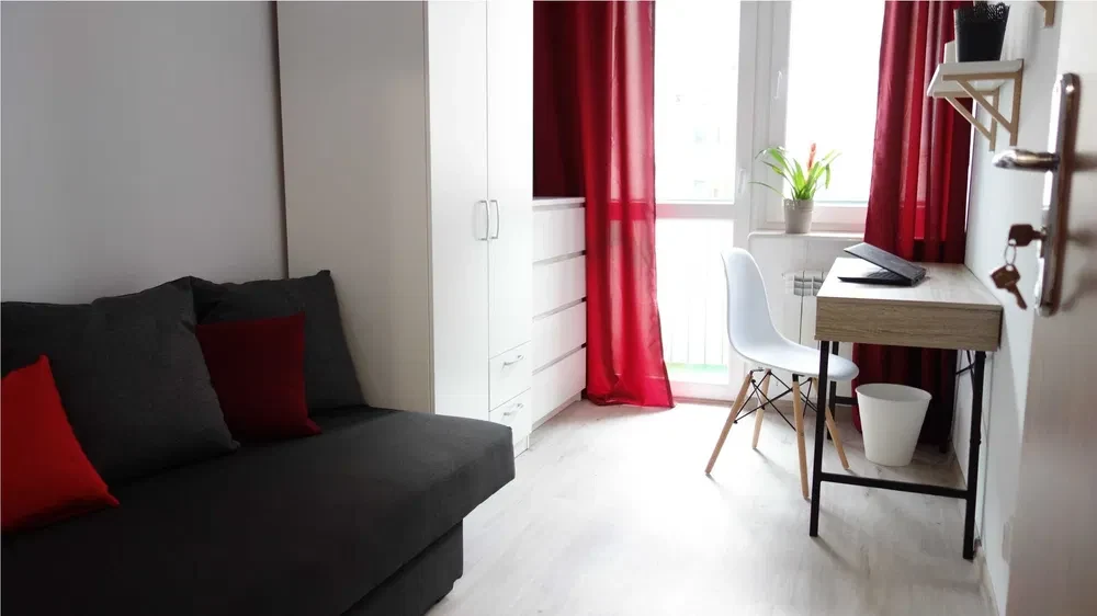 Pokój z balkonem na zielonych bielanach. - 1/5