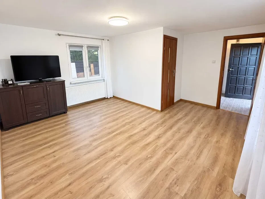Mieszkanie z osobną sypialnią, ogródkiem i dużym schowkiem – blisko centrum - 1/9