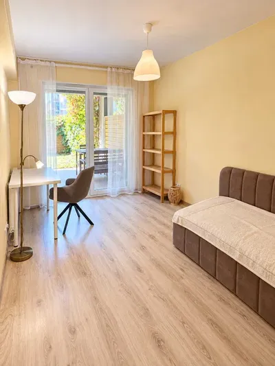 Duży (14m2) jasny pokój | Dąbska| ogródek | rolety zewnętrzne zaciemniające| Grzegórzki, Wieczysta, Tauron Arena - miniatura 2