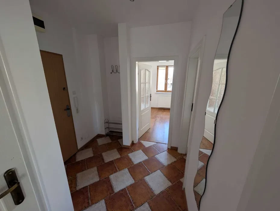 Ciche mieszkanie (ulica Osmańczyka)- 3 pokoje + kuchnia + garderoba, garaż podziemny - 1/8