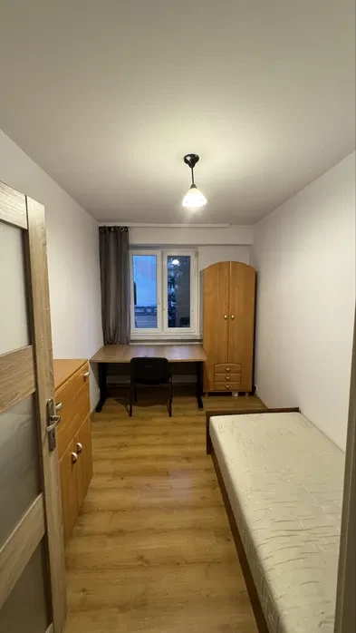 3 pokoje do wynajęcia | 2 średnie, 1 duży z balkonem – Krzyżanowskiego 6 | naprzeciwko Uniwersytetu | 5 min do Millenium Hall | dostepne od zraz - 1/5