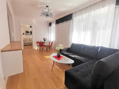 Nowo umeblowany i w pełni wyposażony 3 pokojowy apartament /68 m2/ wysoki parter/ lokalizacja blisko centrum Warszawy/ Parking strzeżony 100 m - miniatura 2