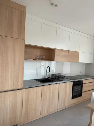 mieszkanie do wynajęcia z miejscem postojowym i komórką lokatorską Kraków Wrocławska New York Residence - 2 pok. i salon z aneksem kuchennym - miniatura 4