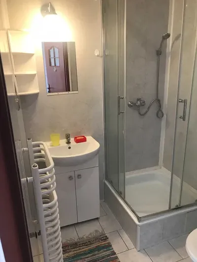 Komfortowy pokój z łazienką w domu na bielanach - miniatura 4