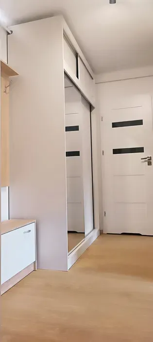 KAWALERKA Nowe Miasto / Św. Jerzego - parter, po remoncie, umeblowane, zabudowany balkon - miniatura 2