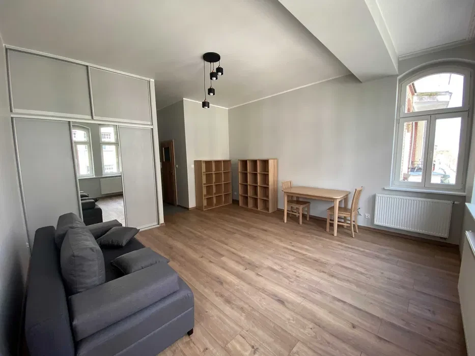 Wyspiańskiego - kawalerka z oddzielną kuchnia - bez prowizji -Łazarz - 1/6