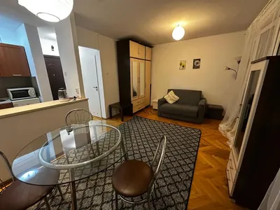 Do wynajęcia w ścisłym Środmieściu Warszawy słoneczna, w pełni umeblowana kawalerka . Wolna od 02.10 b.r. - miniatura 2