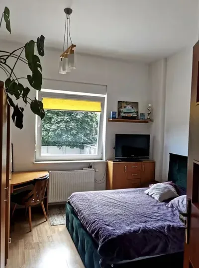 Przytulny pokój 12m² w 2-pokojowym wysokim ( 3.3m) mieszkaniu dla kobiety.