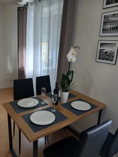 Piękne mieszkanie do wynjęcia. Doskonale skomunikowane w Gdańsku. Dobre dla par. 2 pokoje z aneksem kuchennym na Osiedlu Pomaranczowym. - miniatura 3