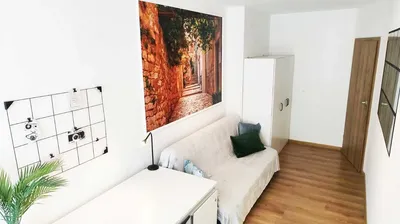 Przestronny oraz przytulny pokój z bardzo dużym biurkiem w ok. Wyszyńskiego - miniatura 2