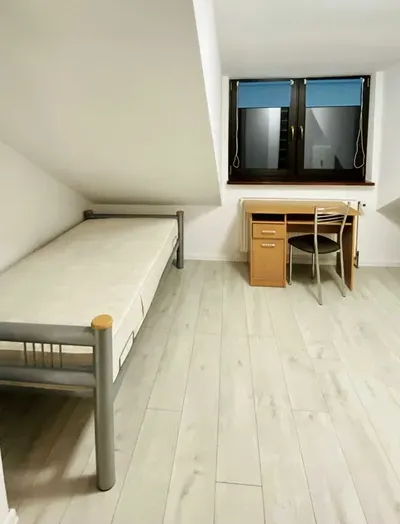 Wolny ładny pokój w mieszkaniu studenckim - miniatura 2