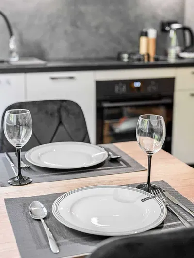 NO AGENT FEE, 300 m from Central Station + STORAGE & BALCONY - miniatura 5