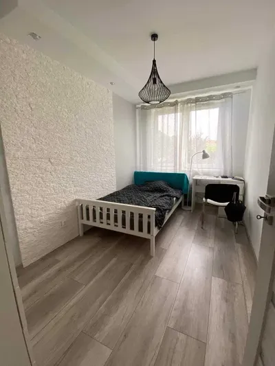 Przestronny pokój z balkonem w 3-pokojowym mieszkaniu w Czyżynach - miniatura 3