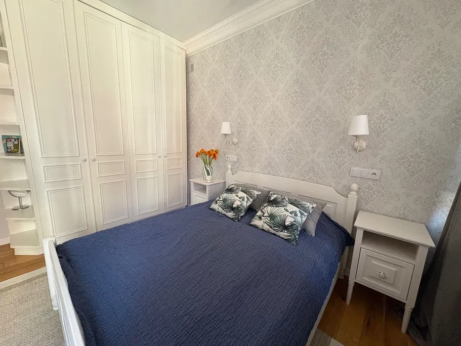 Świetne wielkie 2-pokojowe mieszkanie na Starówce w stylu Old Money - 1/8
