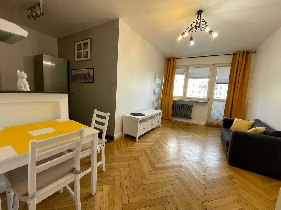 Daniłowiczowska 11 | Centrum | Plac Teatralny 2 min pieszo I Metro Ratusz Arsenał, Plac Bankowy 6 min pieszo | PW, SGH, AWF | wolne od 01.10 - 1/8