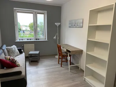Duży, jasny pokój do wynajęcia w bardzo dobrej lokalizacji.