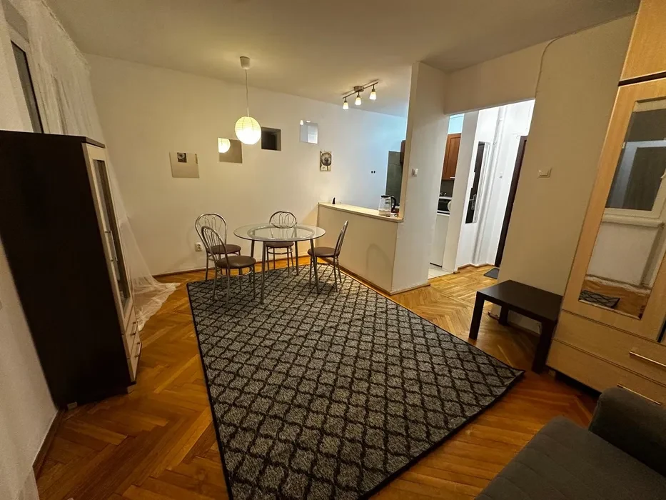 Do wynajęcia w ścisłym Środmieściu Warszawy słoneczna, w pełni umeblowana kawalerka . Wolna od 02.10 b.r. - 1/8