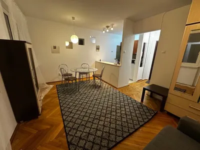 Do wynajęcia w ścisłym Środmieściu Warszawy słoneczna, w pełni umeblowana kawalerka . Wolna od 02.10 b.r.