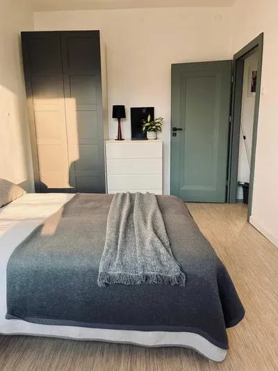 Do wynajęcia mieszkanie 3 pokoje, słoneczne, po remoncie samo centrum, 100m do SKM, ZKM, park centralny - miniatura 5