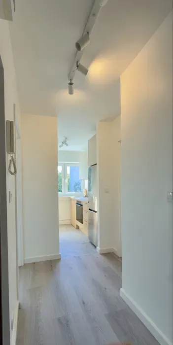 Do wynajęcia komfortowe, świeżo wyremontowane mieszkanie o powierzchni 38 m², położone przy ul. Kochanowskiego w Warszawie, na Bielanach 2 pietro - miniatura 2